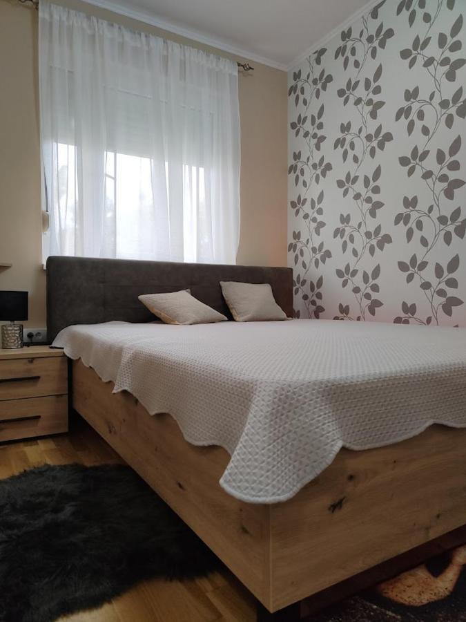 Apartman Espresso Sa Parkingom Sremska Mitrovica Exterior photo